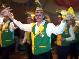 jedes Elferratsmitglied hat beim Einmarsch ein S�ckchen voll Konfetti dabei