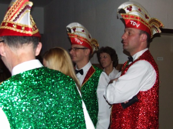 Drebach-kommt-und-schaut-interessiert