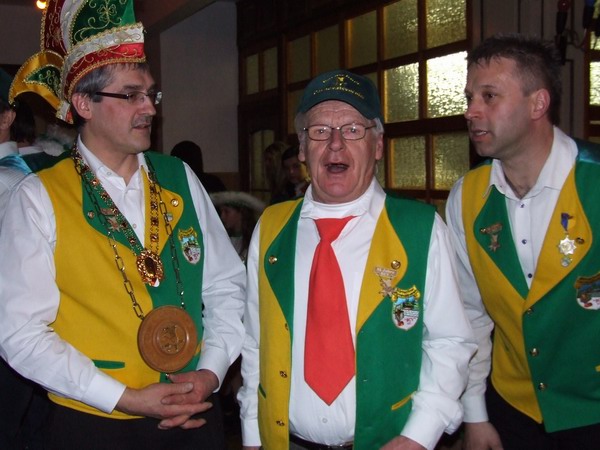 Ein-seltenes-Bild-Praesident_Buehnenbildner-Hans_Vorstandsvorsitzender