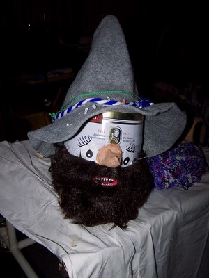 ein-schoenes-Geschenk_auch-wenn-das-Bierfass-schon-reichlich-ueber-dem-Verfallsdatum-war