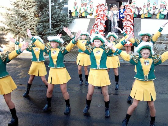 Tanz der Jugendgarde vor dem Rathaus