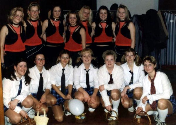 Gruppenfoto in Rock'n'Roll-Outfit