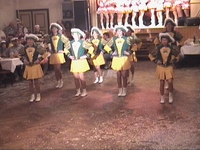 Die Jugendgarde mit neuen Kost�men