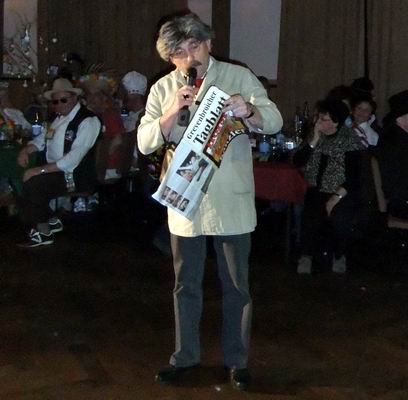 Horst Schl�mmer mit Zeitung