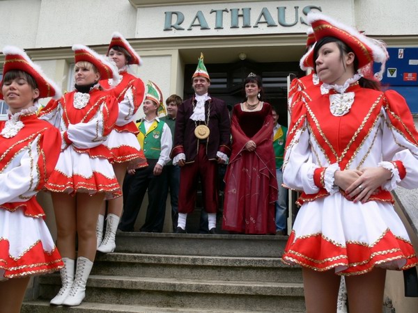 das neue Prinzenpaar vor dem Rathaus