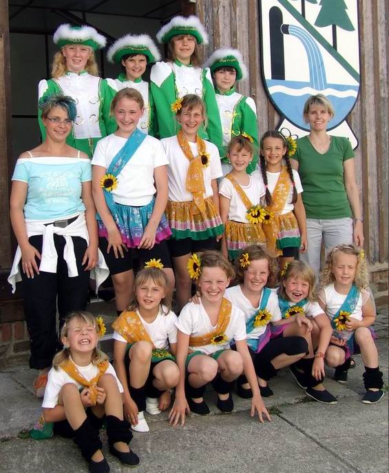 Gruppenfoto vor der B�hne am Festplatz