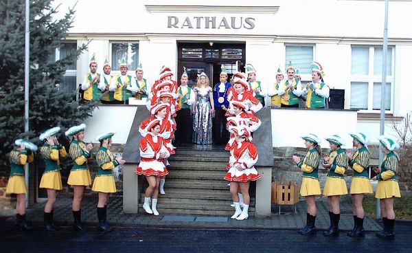 der Verein vor dem Rathaus