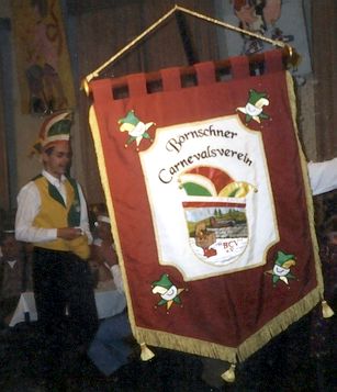 die Vereinfahne wird hereingetragen